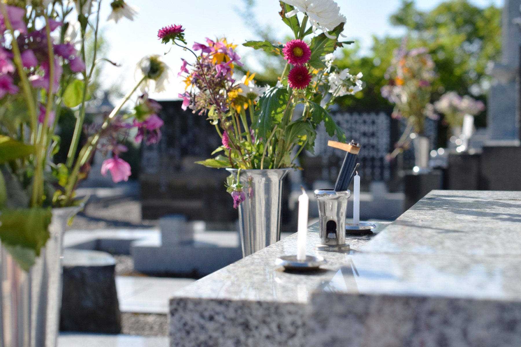 fleurs dans un vase dans un cimetière