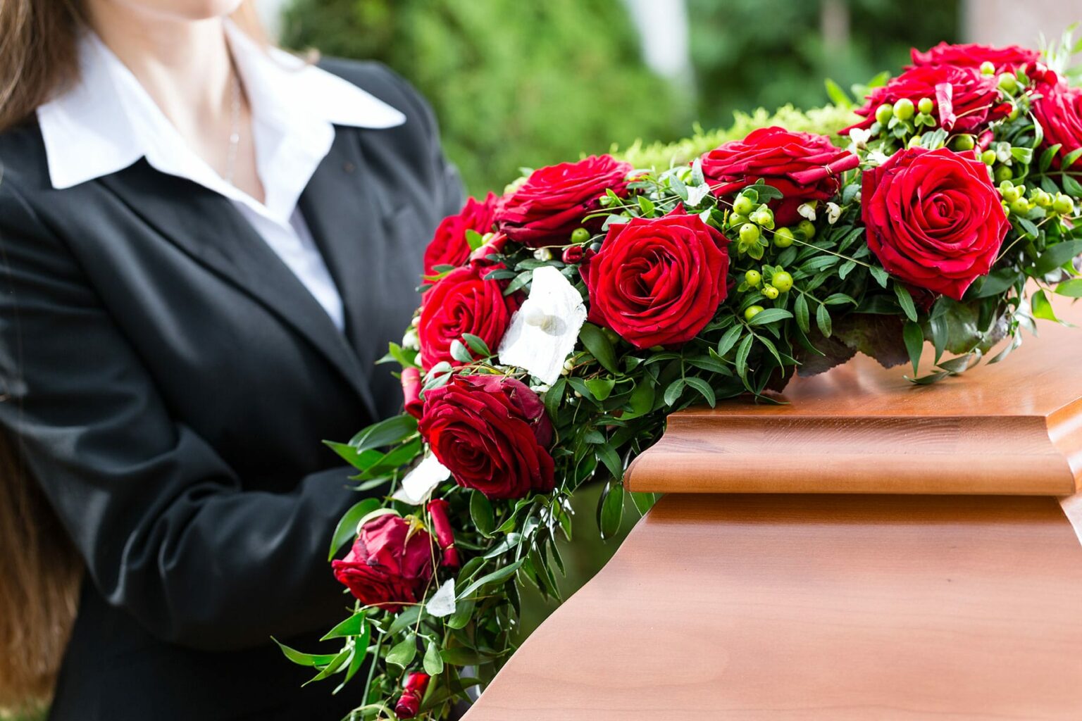 fleurs au dessus d un cercueil