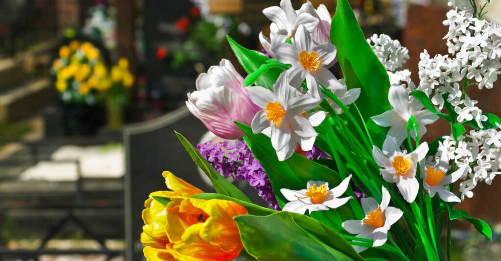 fleurs dans un cimetière